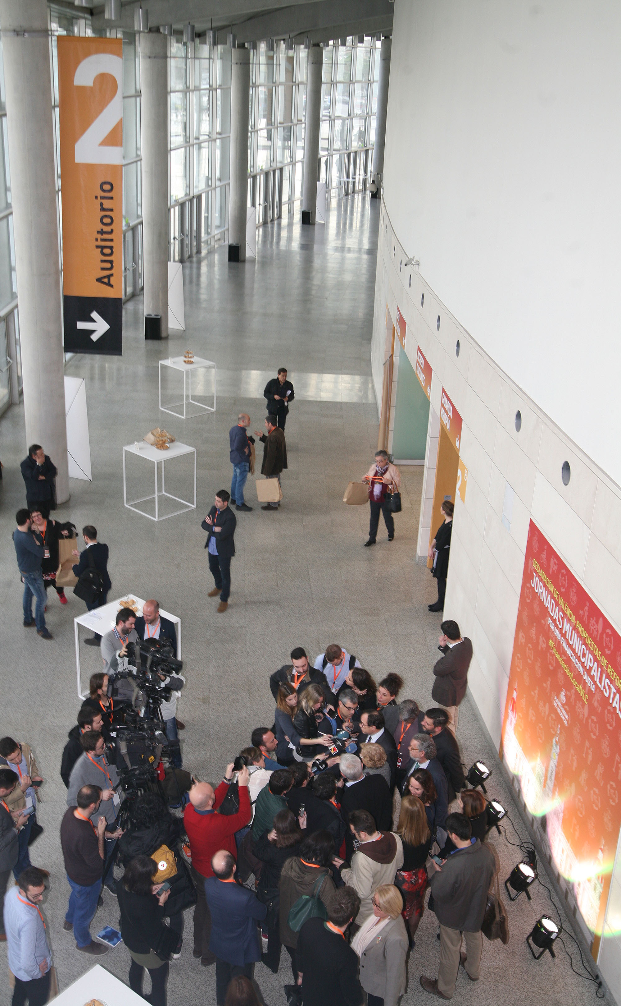 Diversos momentos de la jornada celebrada hoy en Valencia y que ha contado con la participaci&oacute;n de Manuela Carmena